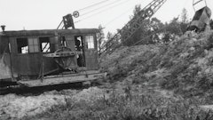 The Monighan 1-T was the first dragline to be equipped with walking shoes.