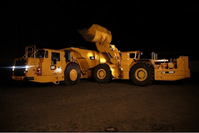 Caterpillar Cat R3000 D Loads Cat Ad60