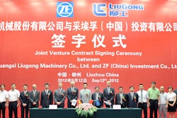 At the signature ceremony: The CEOs of LiuGong and ZF, Wang Xiao Hua (11th from left) and Dr. Stefan Sommer (12th from left). As well as Hermann Beck (6th from left), Head of the ZF Business Unit Off-Highway Systems; Klaus Billetter (8th from left), CFO Asia Pacific; Wilhelm Rehm (9th from left), Member of the Board of Management ZF; and Zeng Guang’an (13th from left), Vice Chairman and President of LiuGong.