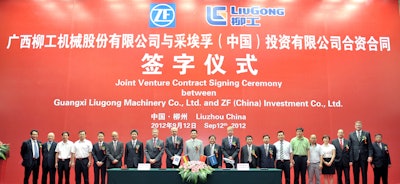 At the signature ceremony: The CEOs of LiuGong and ZF, Wang Xiao Hua (11th from left) and Dr. Stefan Sommer (12th from left). As well as Hermann Beck (6th from left), Head of the ZF Business Unit Off-Highway Systems; Klaus Billetter (8th from left), CFO Asia Pacific; Wilhelm Rehm (9th from left), Member of the Board of Management ZF; and Zeng Guang’an (13th from left), Vice Chairman and President of LiuGong.