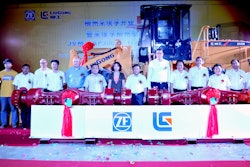 Representatives of ZF and LiuGong jointly celebrate the introduction of the new AP-3000 range of transmissions in the Chinese city of Liuzhou.