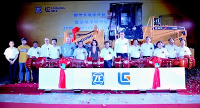 Representatives of ZF and LiuGong jointly celebrate the introduction of the new AP-3000 range of transmissions in the Chinese city of Liuzhou.