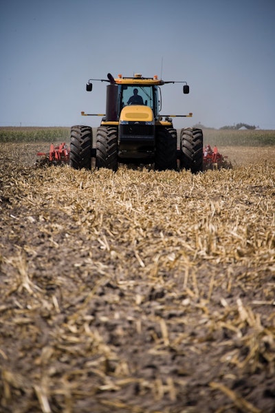 Challenger Mt900 E Series Articulated Tractor 300dpi 02042014