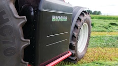 The Valtra biogas tractor required no changes to be made to the base tractor because the gas tanks and gas supply are all add-on components.