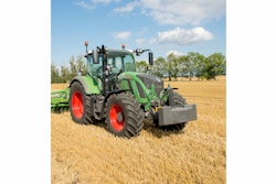 Fendt_700_Vario_in_field_300dpi_08112014
