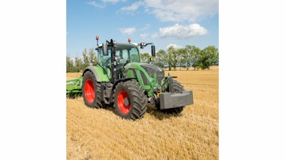 Fendt_700_Vario_in_field_300dpi_08112014
