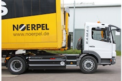 The KAMAG TruckWiesel has a compact design for an 18-tonne fifth wheel load with double-action hydraulic cylinders for fast lowering even without load.