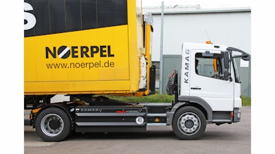 The KAMAG TruckWiesel has a compact design for an 18-tonne fifth wheel load with double-action hydraulic cylinders for fast lowering even without load.