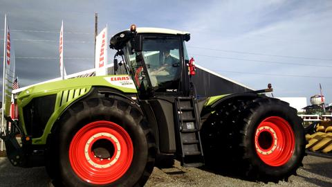 Claas XERION 4X4 Tractor with Rotating Cab