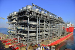 Roll-on of the 5,000 t module on SCHEUERLE SPMTs. The precise axle compensation of the vehicles ensured a safe loading process.
