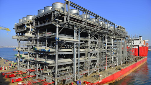 Roll-on of the 5,000 t module on SCHEUERLE SPMTs. The precise axle compensation of the vehicles ensured a safe loading process.