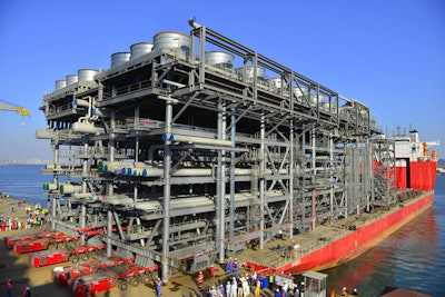 Roll-on of the 5,000 t module on SCHEUERLE SPMTs. The precise axle compensation of the vehicles ensured a safe loading process.