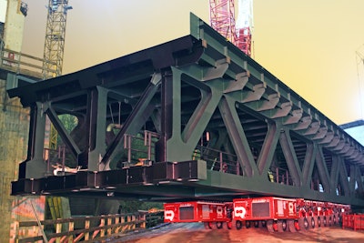 The precise control system of the SCHEUERLE SPMTs guarantees millimeter-accurate maneuvering and safety while the hydraulic pendulum axles keep the load in a horizontal position even when working on difficult terrain.