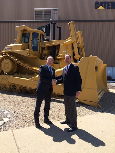 Tata Steel’s Director Sales Freek Schut receives the award from CAT’s Global Category Manager Global Purchasing Unformed Steel Global Supply Network, Dennis Kunka.