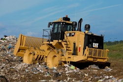 Caterpillar 826KLandfillCompacter 556f11f1b5702
