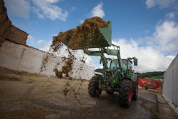 AGCO Fendt 500 loader bucket 300dpi 08252015 55dd1a06dd604