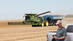 Soybean Harvest Farmer 55e05bc026732