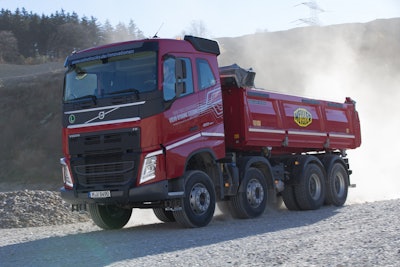 FH 460 with Tandem Axle Lift