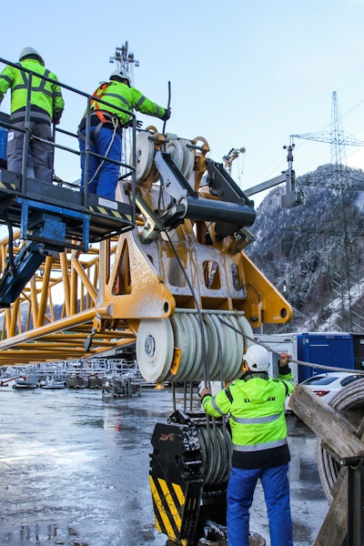 Field tests are being conducted for the high-strength fiber rope on the LR 1200 crawler crane.