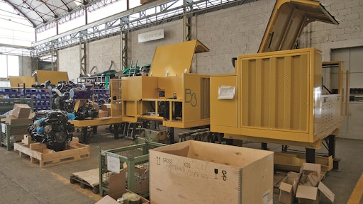 The diesel-hydraulic drive modules with fuel efficient load-sensing technology are assembled on a work station parallel to the plant assembly. From 2017 diesel electric units with ‘plug-in’ option will be added as an alternative.