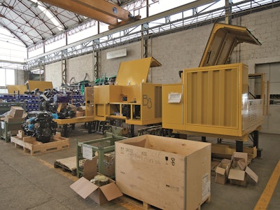 The diesel-hydraulic drive modules with fuel efficient load-sensing technology are assembled on a work station parallel to the plant assembly. From 2017 diesel electric units with ‘plug-in’ option will be added as an alternative.