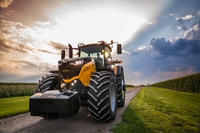 challenger 1000 series hhp tractor static img 053 57c6d51ccfb5f