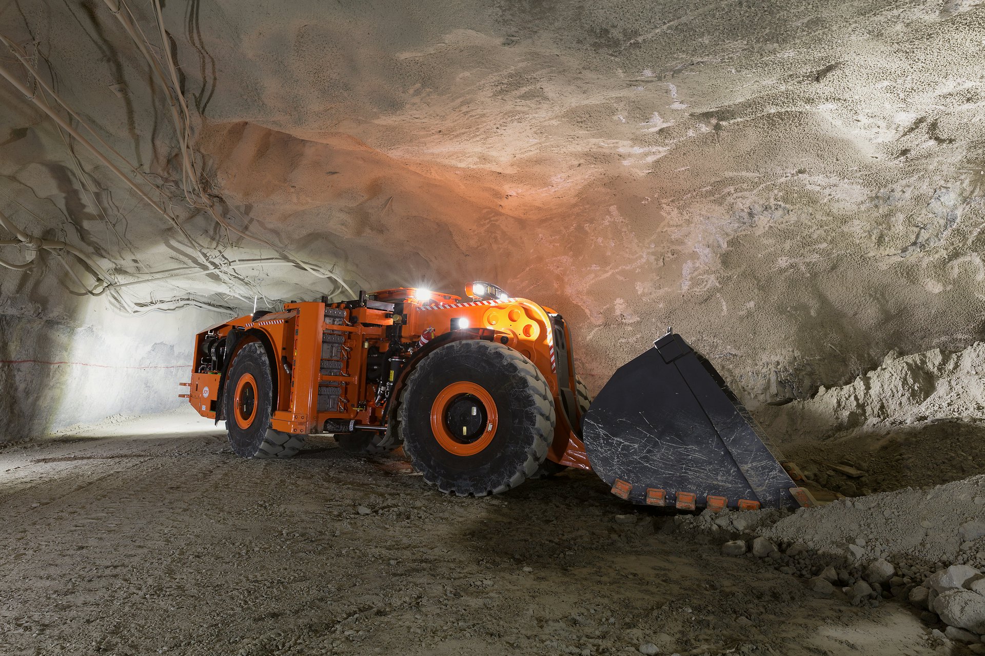 Joy Global Debuts Hybrid Diesel LHDs at MINExpo 2016 | OEM