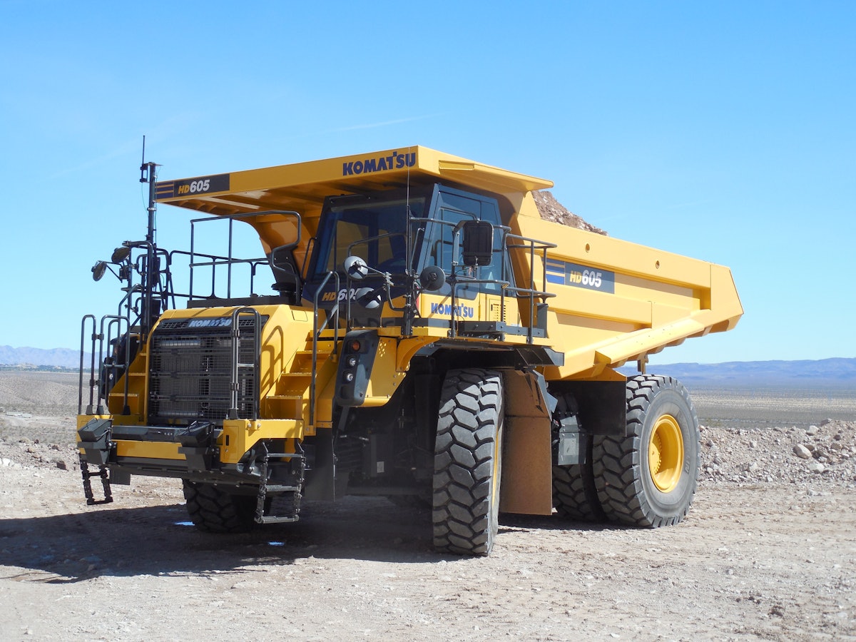 KOMATSU HD605-8 ダンプトラック と2025年キャタピラーカレンダ Amazon.co.jp: ファーストギア 1/50 コマツ HD605-8 ダンプ