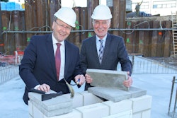 From left to right: Jürgen Heller, Managing Director at WABCO Germany and Dr. Christian Wiehen, Chief Technology Officer at WABCO at the foundation stone ceremony of the new Engineering Innovation Center in Hanover.