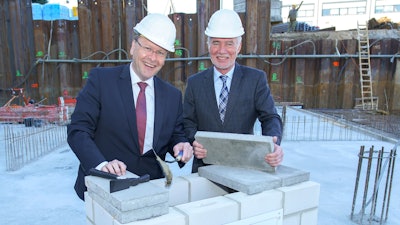 From left to right: Jürgen Heller, Managing Director at WABCO Germany and Dr. Christian Wiehen, Chief Technology Officer at WABCO at the foundation stone ceremony of the new Engineering Innovation Center in Hanover.