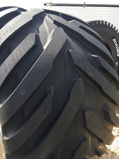 The double lug pattern and increased lug size of the Loadster maximize traction and reduce tread wear.