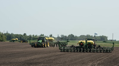 Use In-Field Data Sharing to share coverage, application, yield and moisture maps with up to six different machines.
