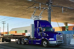 171207 Mack Catenary Truck