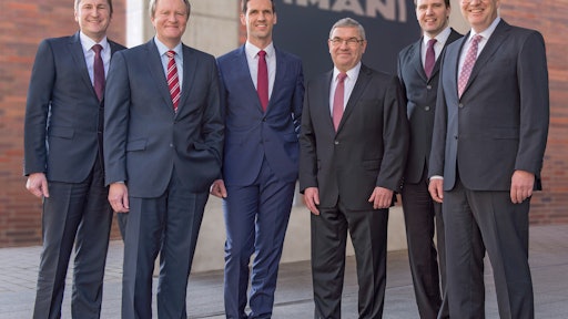 The new MAN Engines business unit management team: Dr. Ulrich Dilling (2nd from left), Executive Board Member Production & Logistics at MAN Truck & Bus AG; Dr. Matthias Schreiber (3rd from left), Head of MAN Engines and leader of the MAN Engines management team; for Strategy & Projects, Marcus Maria Ganseforth (2nd from right); Development, Werner Kübler (3rd from right); Sales, Reiner Rößner (left); as well as Controlling, Olaf Heßling (right).