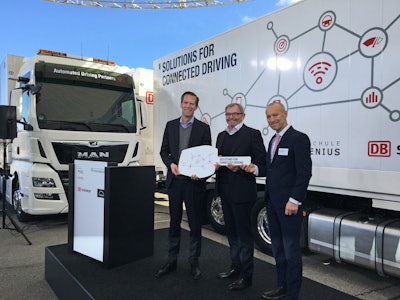 MAN handed over the pilot vehicles for the joint platooning project to DB Schenker and the Hochschule Fresenius at its Munich headquarters. Ewald Kaiser, Chief Operating Officer DB Schenker (Center), and Prof. Dr. Christian T. Haas (right), Vice Dean Research at the Hochschule Fresenius, accepted the keys for the new MAN Platooning vehicles from Dr. Frederik Zohm (left), Member of the Board of Management for Research and Development MAN Truck & Bus AG.