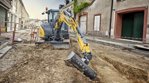 Yanmar's new midi-excavator SV60 with the ViPPS hydraulic system operates smoothly and simultaneous, even while traveling.