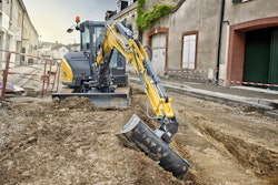 Yanmar's new midi-excavator SV60 with the ViPPS hydraulic system operates smoothly and simultaneous, even while traveling.