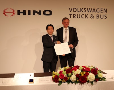 (from left) Yoshio Shimo, President & CEO of Hino Motors, Andreas Renschler, Member of the Board of Management of Volkswagen AG and CEO of Volkswagen Truck & Bus