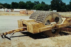 A very early Hyster D grid roller, photographed in August, 1995.