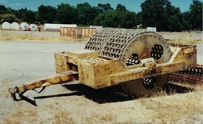 A very early Hyster D grid roller, photographed in August, 1995.