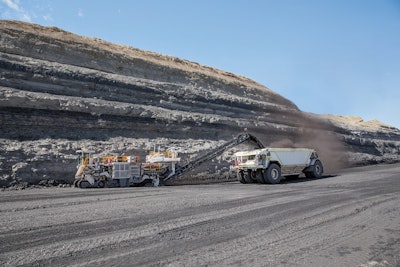 Wirtgen surface miners can load material via stable conveyor systems directly into trucks or dumpers in a single operation. The material can also be deposited in windrows between the crawler tracks or placed alongside the machine.