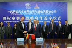 Dr. Frank Hiller, DEUTZ AG (left) and Hu Hanjie of FAW Jiefang (right).