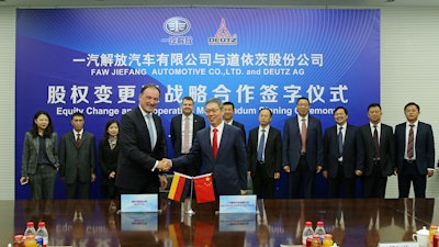 Dr. Frank Hiller, DEUTZ AG (left) and Hu Hanjie of FAW Jiefang (right).
