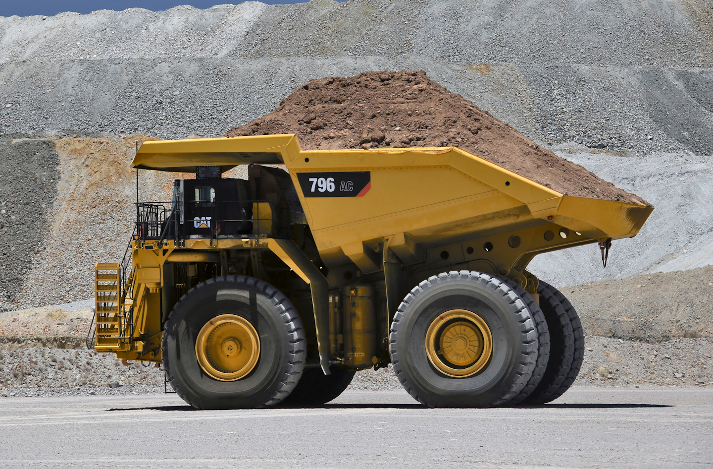 Caterpillar Announces Two New Ultra Class Mining Trucks Oem Off Highway