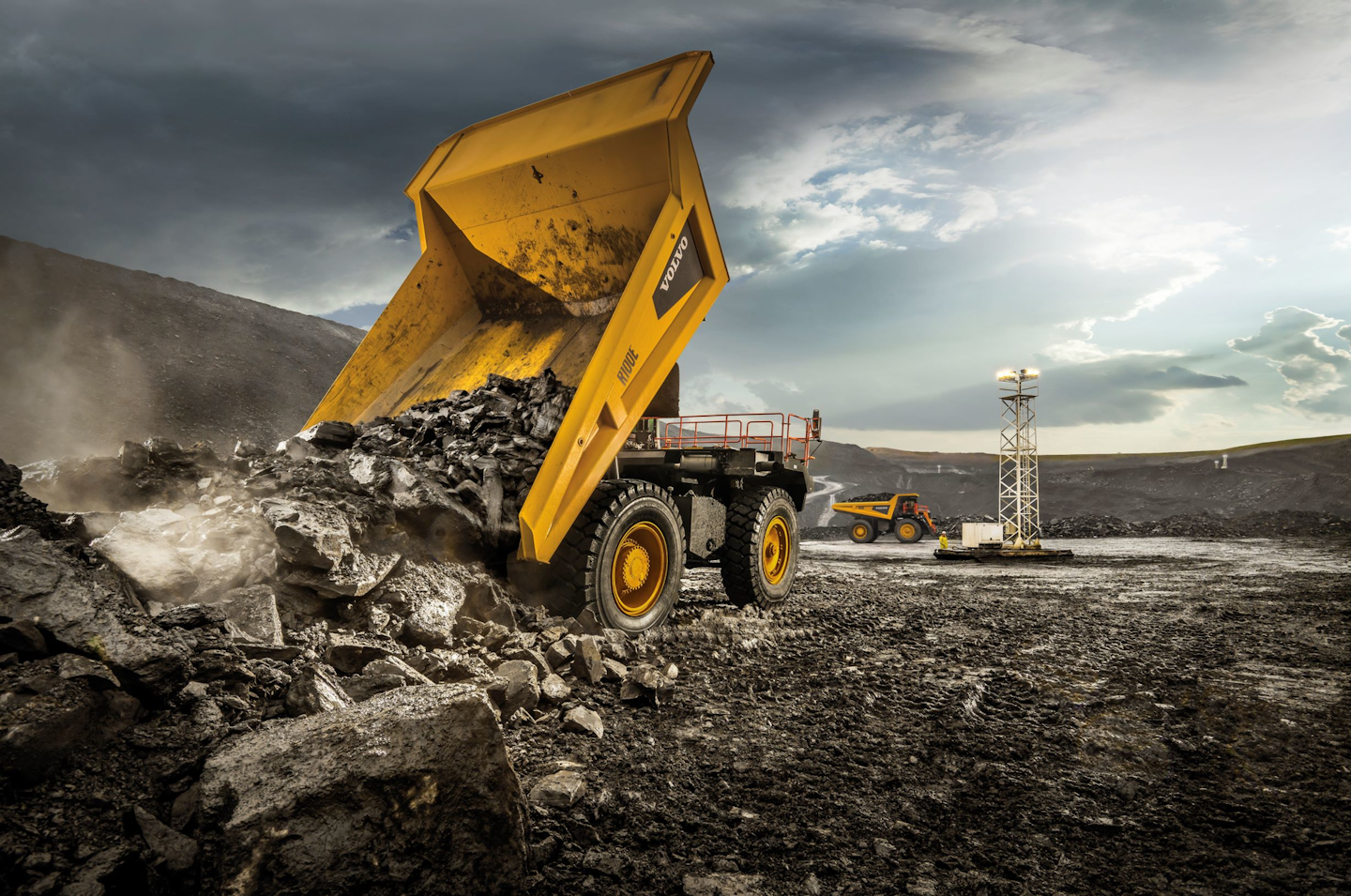 Volvo Ce Exhibits New R100e Rigid Hauler At Bauma China Oem Off Highway