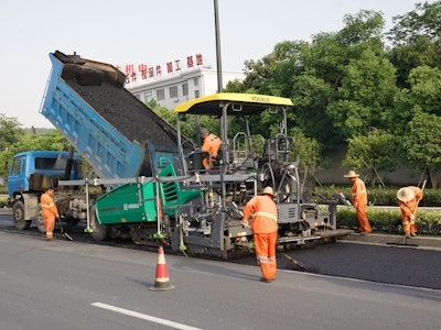 The new SUPER 1600 L from Vögele has already proven itself in action during the rehabilitation of the 104 National Highway in Yu Yao County.