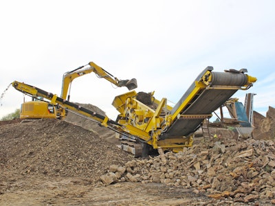 In the fully hybrid “e”-version, the Keestrack K5e Flip Flow screening plant offers a high cost-effectiveness in semi-stationary processing of heterogeneous or difficult materials.