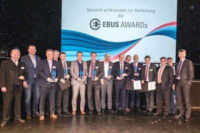 Dr. Andreas Grossl (5th from left), head of the Axle & Transmission Systems for Buses and Coaches Business Unit, accepts the award in the “Drives for Battery Buses” category on February 4 in Berlin.