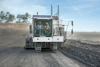 The state-of-the-art, large-capacity operator’s cabin with an optional camera system provides an excellent view of the machine and the surrounding work area. The generously sized windows also give the operator a clear view of the cutting edge.