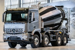 The upright exhaust system for four-axle vehicles is now available ex factory. It creates additional installation space for equipment on the side of the chassis, and has a weight advantage over the previous solution.